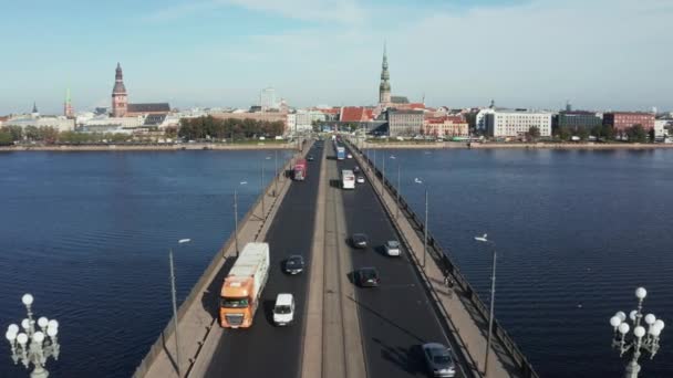 Video Panoramico Del Ponte Sul Traffico Automobilistico Che Attraversa Fiume — Video Stock