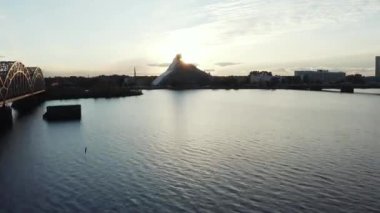 Riga, Letonya. 10 Haziran 2020. Gün batımında Riga 'daki Letonya Ulusal Kütüphanesi' nin hava görüntüsü.
