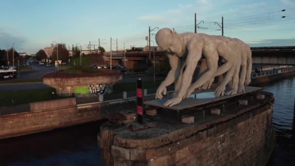 Riga Letónia Maio 2020 Homo Democraticus Sculpture Symbol Pessoas Que — Vídeo de Stock