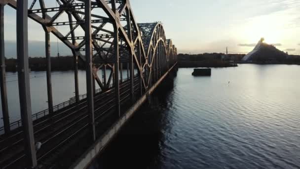 Gün Batımında Letonya Riga Daki Daugava Nehri Üzerinden Demir Köprü — Stok video