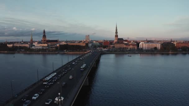 Riga Latvia Juli 2020 Flygfoto Över Trafiken Riga Vid Solnedgången — Stockvideo