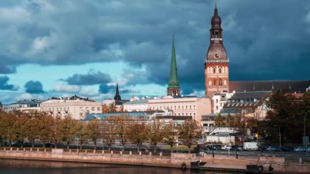 Včasný Pohled Staré Centrum Města Riga Dopravou Městě Mraky Nad — Stock video
