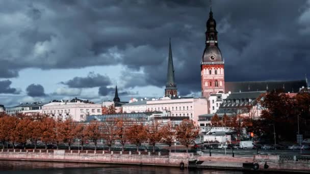 Timelapse Utsikt Över Rigas Gamla Stadskärna Med Trafik Ner Staden — Stockvideo