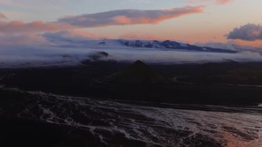 Maelifell volkanı, volkanik arazi, nehirler ve karla kaplı dağlar İzlanda 'nın ılık günbatımı renklerinde..