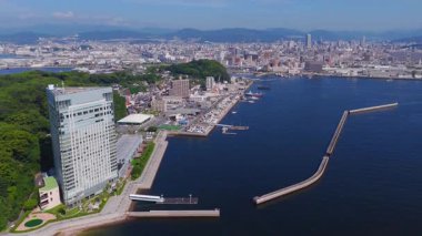 Hiroşima şehri üzerindeki hava temizliği, modern şehir merkezlerini, rıhtımları, yemyeşil alanları, uzak dağları ve sakin mavi körfez sularını gözler önüne seriyor..