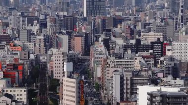 Japonya 'nın Osaka kentinin havadan görünüşü, yüksek binalar, Tsutenkaku Kulesi ve yoğun şehir manzarasındaki hareketli sokaklar boyunca yavaş bir tavayla.
