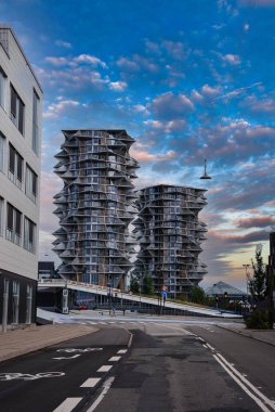 Kopenhag, Danimarka 'daki Kaktüs Kuleleri' nde modern bir sokak ve yaya köprüsü ile parçalı bulutlu bir gökyüzü altında mimariyi bükme özelliği vardır..