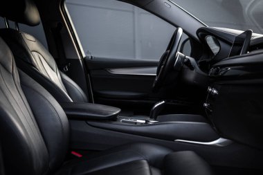 Siyah deri koltuklar, modern merkez konsol, park halindeki dijital ekran ve metalik aksanları gösteren BMW X6 iç görünümü kapat.