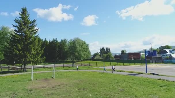 Imagens aéreas de um parque. Teen Team Jogando futebol ao ar livre. Jogar futebol no campo . — Vídeo de Stock