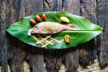 Çiğ balık portakal kabuğu ve otlar ile terbiyeli, fırın için hazır