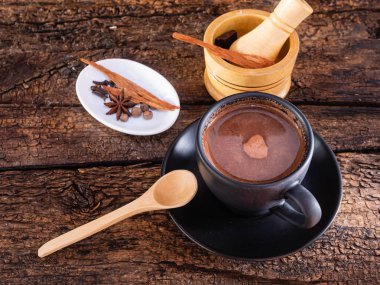 Otantik bir eski tabl üzerinde baharat ve harç ile çikolata Fincan