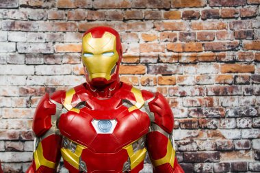 SHEFFIELD, İngiltere - 18 Ağustos 2018. Kopya alanı için tuğla duvar arkaplanı olan bir Comic Con etkinliğinde Demir Adam