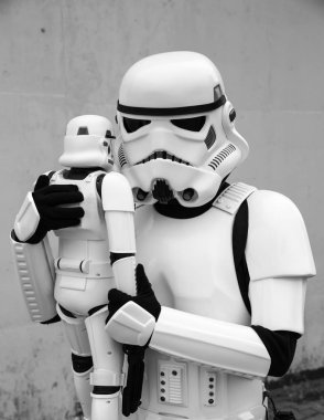 Sheffield, İngiltere - 18 Ağustos 2018. Bir Star Wars Stormtrooper içinde giyinmiş oğlu sarılma gibi giyinmiş bir erkek cosplayer bir oyuncak Stormtrooper uygun bir baba ve oğul portre comic con olay