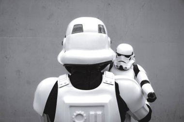 Sheffield, İngiltere - 18 Ağustos 2018. Bir Star Wars Stormtrooper içinde giyinmiş oğlu sarılma gibi giyinmiş bir erkek cosplayer bir oyuncak Stormtrooper uygun bir baba ve oğul portre comic con olay