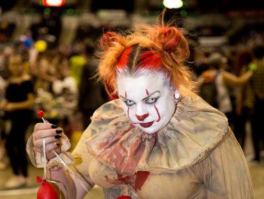 Sheffield, İngiltere - 18 Ağustos 2018. Bir cosplayer Pennywise Stephen Kings romanı üzerinden palyaço kılığında bir comic con olay bunda