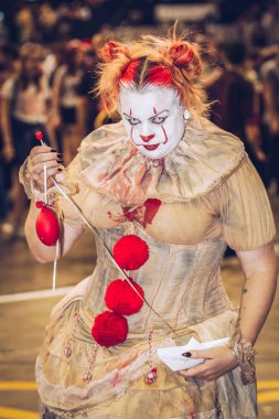 Sheffield, İngiltere - 18 Ağustos 2018. Bir cosplayer Pennywise Stephen Kings romanı üzerinden palyaço kılığında bir comic con olay bunda