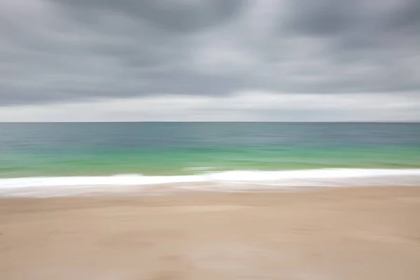 Abstrakcyjny Charakter Obrazu Tła Piaszczystej Plaży Emerald Green Ocean Pochmurnego — Zdjęcie stockowe