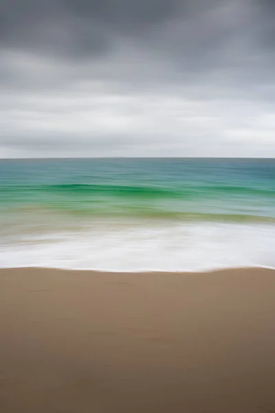 Абстрактное Изображение Песчаного Пляжа Изумрудного Зеленого Океана Облачного Неба Панорамным — стоковое фото