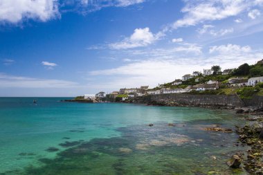 Coverack, Cornwall, İngiltere - 2 Temmuz 2016. Burun ve plaja doları turistik Coverack pitoresk köy Cornwall, İngiltere'de bir görünüm