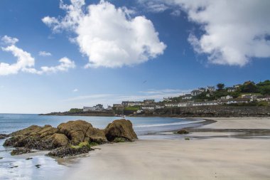 Coverack, Cornwall, İngiltere - 2 Temmuz 2016. Burun ve plaja doları turistik Coverack pitoresk köy Cornwall, İngiltere'de bir görünüm