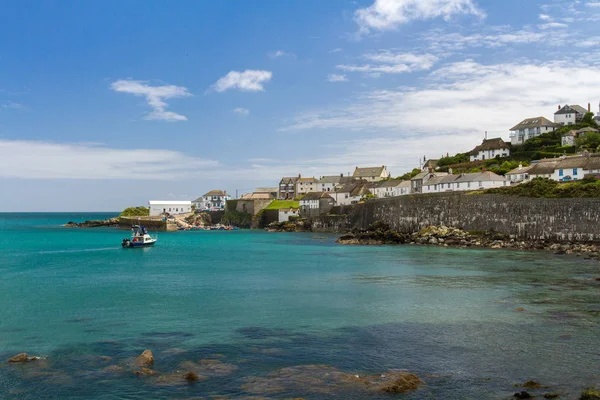 Coverack, Cornwall, İngiltere - 2 Temmuz 2016. Burun ve plaja doları turistik Coverack pitoresk köy Cornwall, İngiltere'de bir görünüm