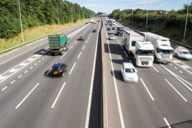 Nottingham, İngiltere - 23 Ağustos 2016. Arabalar ve kamyonlar ile kopya alanı dahil olmak üzere aşırı hız trafik ile meşgul M1 otoyolunun İngiltere'de bir havadan görünümü.