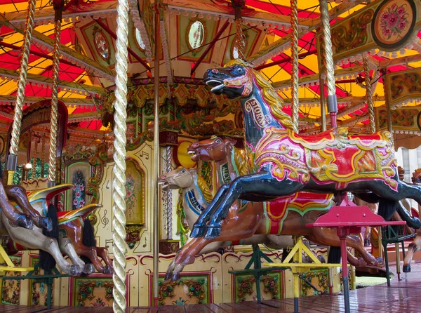 Крупный План Красочной Карусели Покрашенными Лошадьми Винтажной Карусели Ходить Ярмарке — стоковое фото