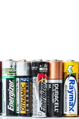 Selby, İngiltere - 30 Ocak 2019. A yakın çekim bir ürün yelpazesine tek kullanımlık ve şarj edilebilir piller kopya alanı izole bir beyaz zemin üzerine çeşitli markaların,.