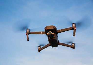 Bir fütüristik uçağı quadcopter uçuş dönüm pervaneler ve hovering drone ile düşük açılı görünümü