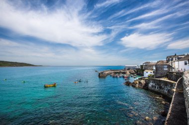 Cornish balıkçı köyü Coverack ve liman