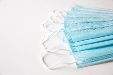 İnsanları Coronavirus gibi bulaşıcı hastalıklardan korumak için kullanılan mavi cerrahi maske örneği..