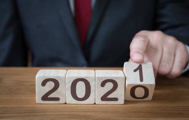 Geleceğe güvenle bakan ve takvimin tarihini 2021 olarak değiştiren bir iş adamının yakın çekimi.
