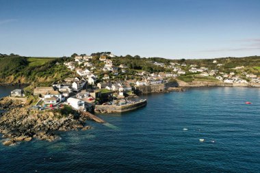 Coverack, Cornwall, İngiltere - 10 Eylül 2020. Cornwall, İngiltere 'deki Cornwall limanındaki Cornish balıkçı köyünün insansız hava aracı tarafından çekilmiş bir hava manzarası.