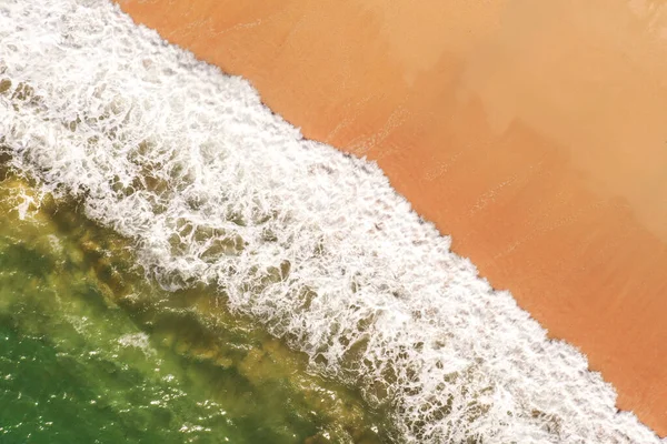 Uma Imagem Aérea Drone Olhando Para Baixo Uma Praia Arenosa — Fotografia de Stock