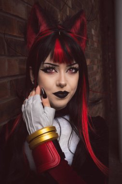 Gölge gibi giyinmiş güzel bir kız Cosplayer Sonic Games dizisindeki Kirpi