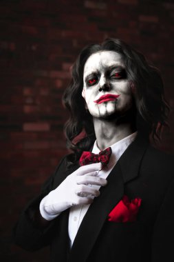 YORK, İngiltere - 31 AĞUSTOS 2025. Saw korku filmlerindeki Billy the Puppet gibi giyinmiş bir erkek oyuncunun yakın plan portresi.