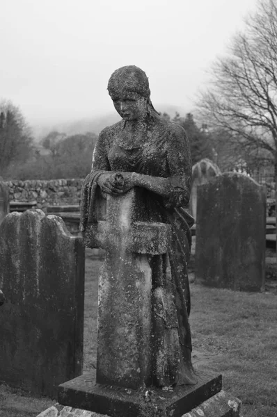 Черно Белая Фотография Надгробия Кладбище Изображающая Женщину Прислонившуюся Кресту Скорбно — стоковое фото