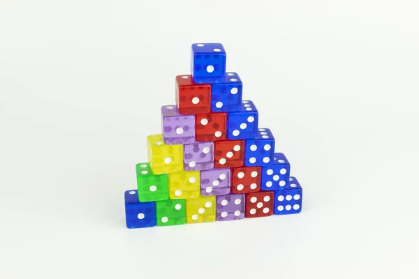 Eine Bunte Pyramide Aus Verschieden Farbigen Spielwürfeln Deren Weiße Punkte — Stockfoto