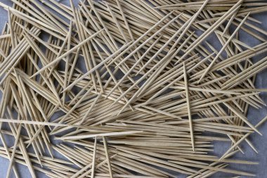 Tatlı küçük ahşap kürdan bir demet bir masa üstü bir mutfak, ev, rasgele desen veya resaurant dağınık.