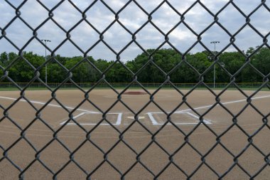 Bulutlu Günde Chain Link Fence ile Beyzbol Field