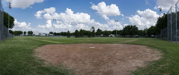 Панорамный вид на бейсбольное поле из-за домашней платформы — стоковое фото