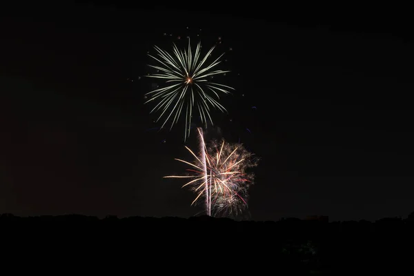 Fuochi d'artificio colorati esplodono nel cielo notturno buio 23 — Foto Stock