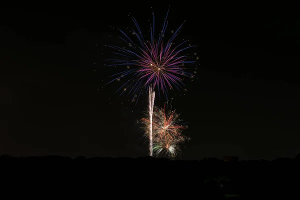 Fuochi d'artificio colorati esplodono nel cielo notturno buio 24 — Foto Stock