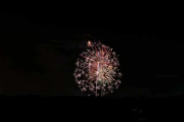 Kolorowe fajerwerki eksplodujące w ciemnym nocnym niebie 30 — Zdjęcie stockowe