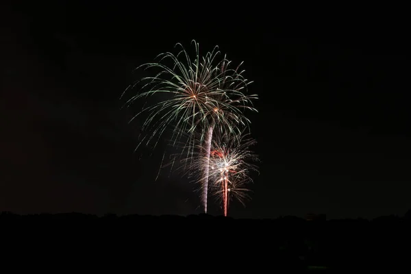 Fuochi d'artificio colorati esplodono nel cielo notturno buio 50 — Foto Stock