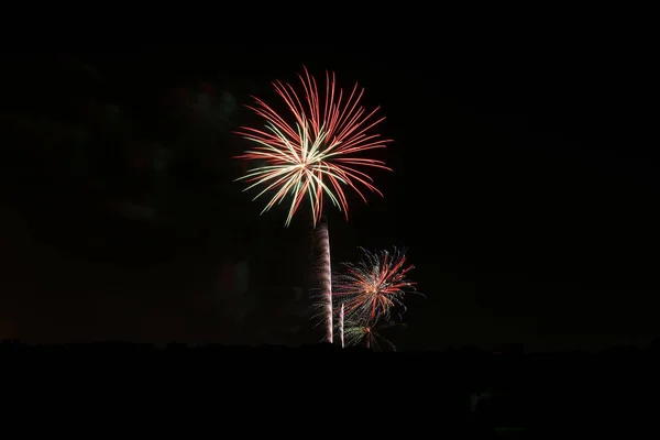 Fuochi d'artificio colorati esplodono nel cielo notturno buio 62 — Foto Stock