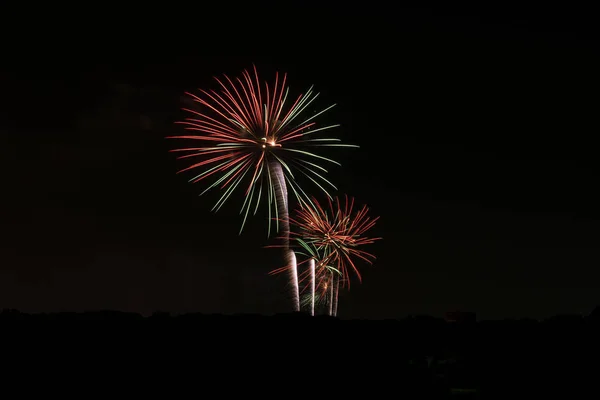 五颜六色的烟花在黑暗夜空中爆炸 67 — 图库照片