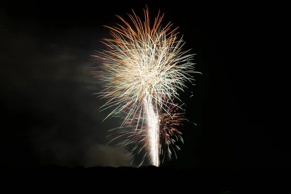 Kleurrijk vuurwerk exploderende in de donkere nachtelijke hemel 81 — Stockfoto
