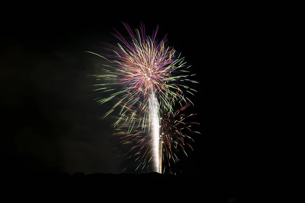 Fuochi d'artificio colorati esplodono nel cielo notturno scuro 83 — Foto Stock