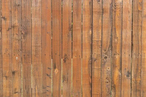 Lamelles brun rougeâtre dans une clôture d'intimité en bois — Photo